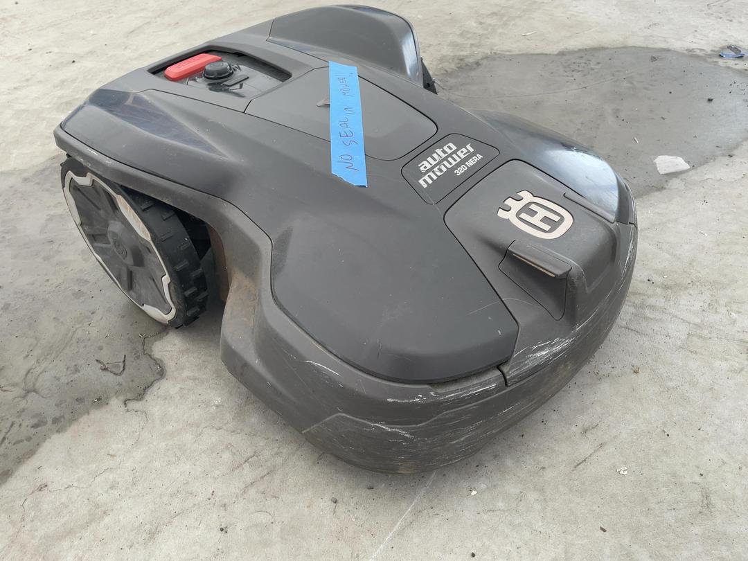 Photo '8' of Damaged Husqvarna Electric Auto Mower 320 Nera Photo '8' of Damaged Husqvarna Electric Auto Mower 320 Nera