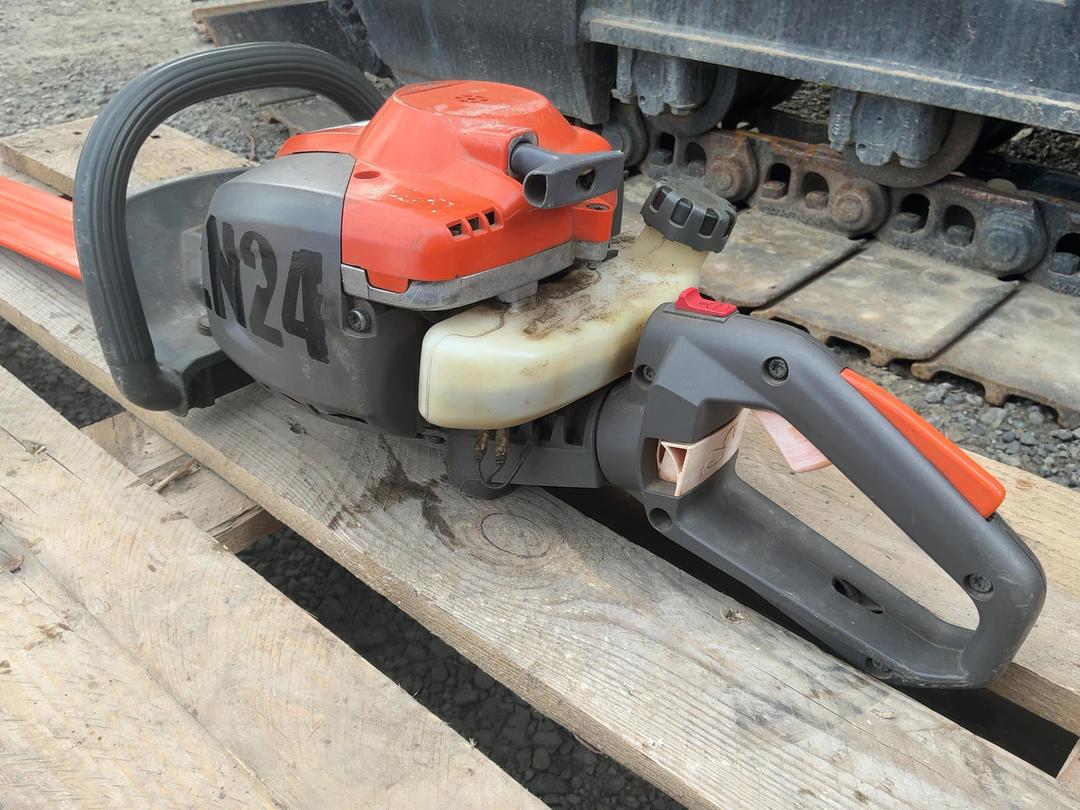 Photo '3' of Husqvarna 122HD60 Hedge Trimmer Photo '3' of Husqvarna 122HD60 Hedge Trimmer
