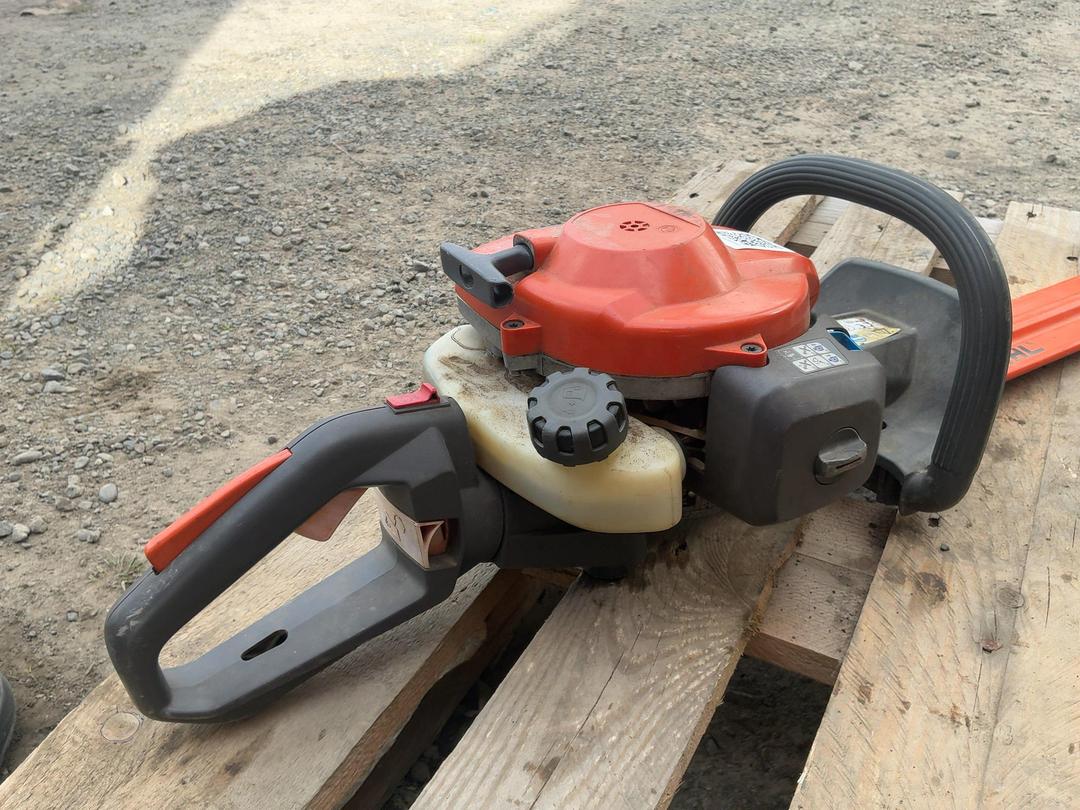 Photo '4' of Husqvarna 122HD60 Hedge Trimmer Photo '4' of Husqvarna 122HD60 Hedge Trimmer