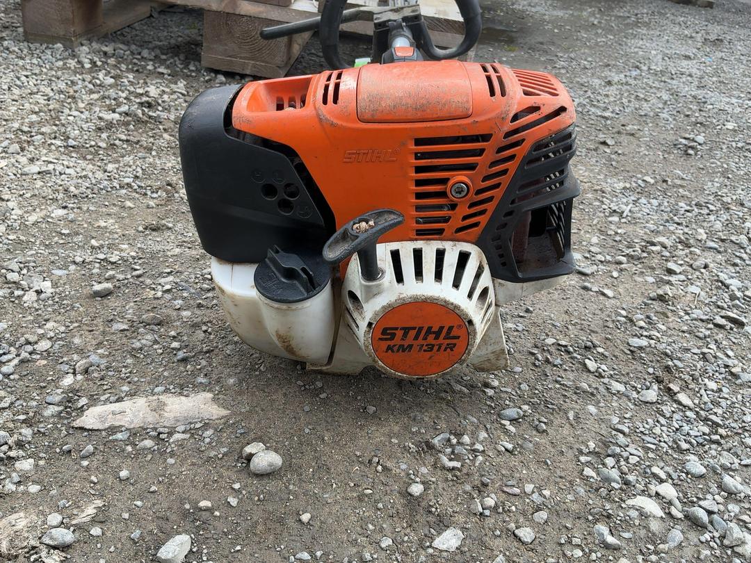 Photo '5' of Stihl KM 131R with Sweeper Attachment Photo '5' of Stihl KM 131R with Sweeper Attachment