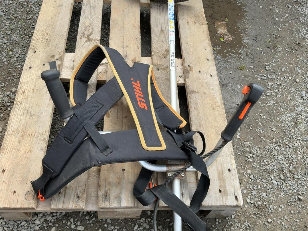 Photo '6' of Stihl FS 250R Line Trimmer Photo '6' of Stihl FS 250R Line Trimmer