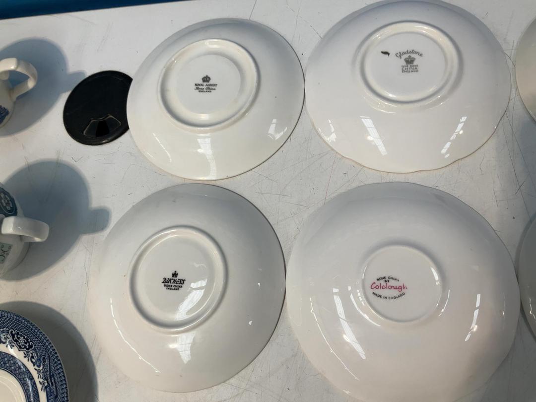 Photo '3' of China-Like Cups and Saucers