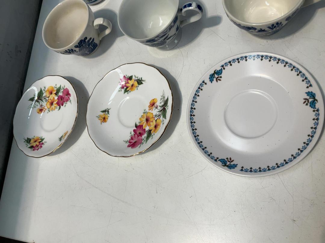 Photo '5' of China-Like Cups and Saucers