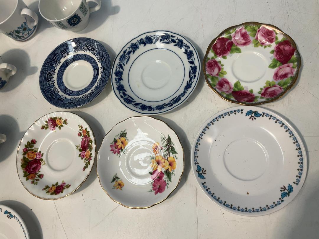 Photo '10' of China-Like Cups and Saucers