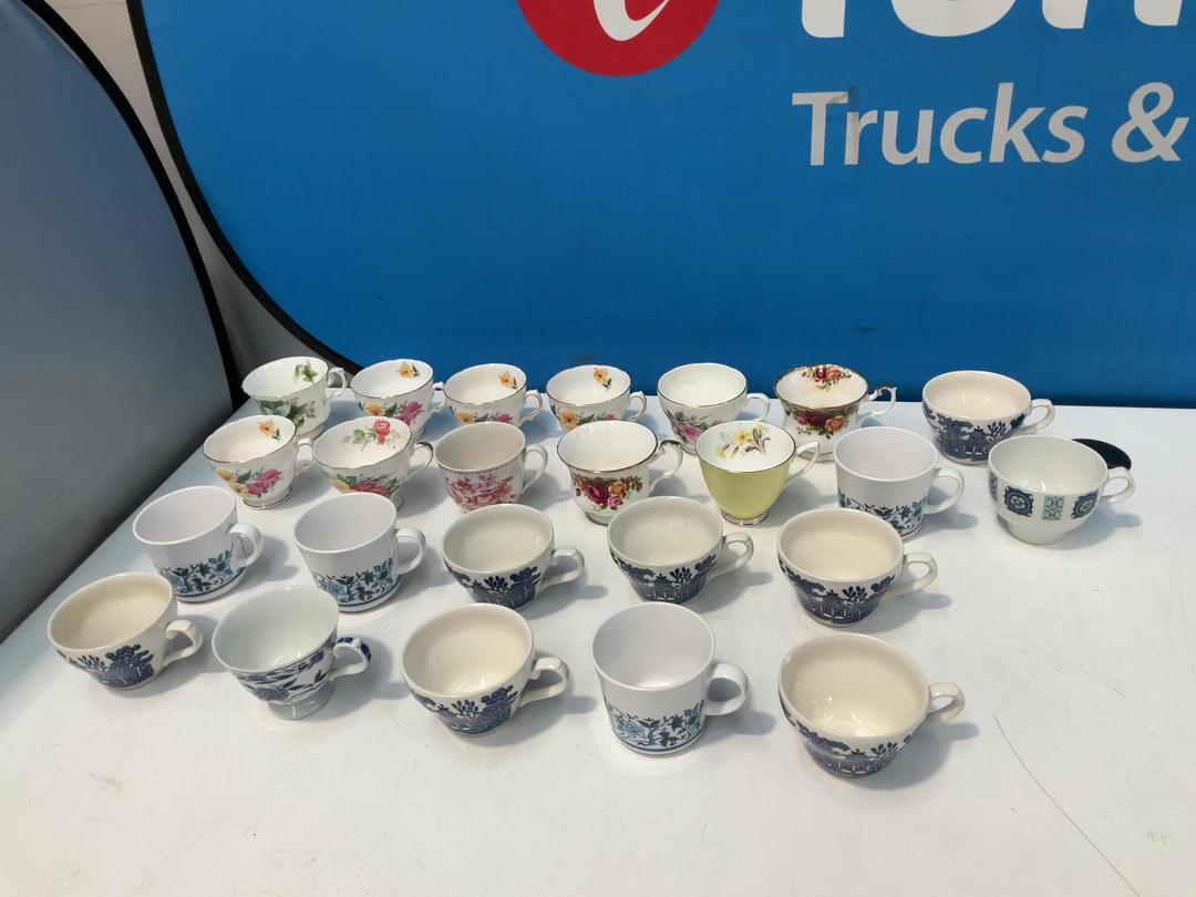 Photo '14' of China-Like Cups and Saucers