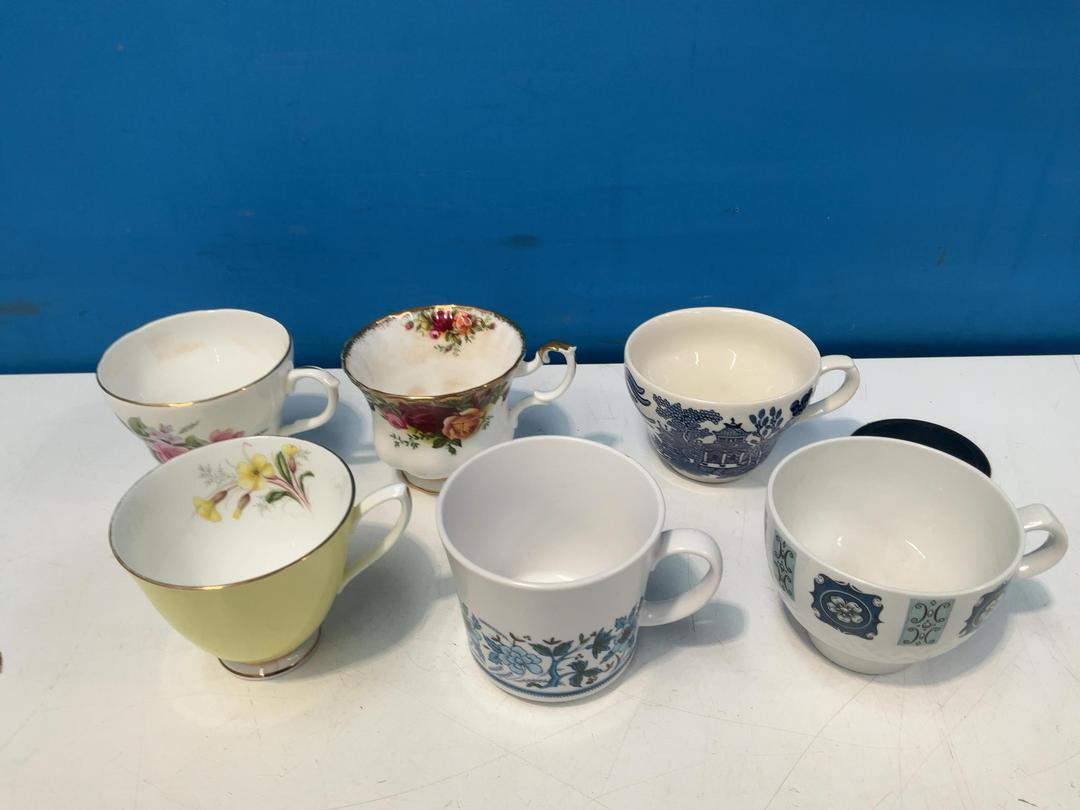 Photo '18' of China-Like Cups and Saucers