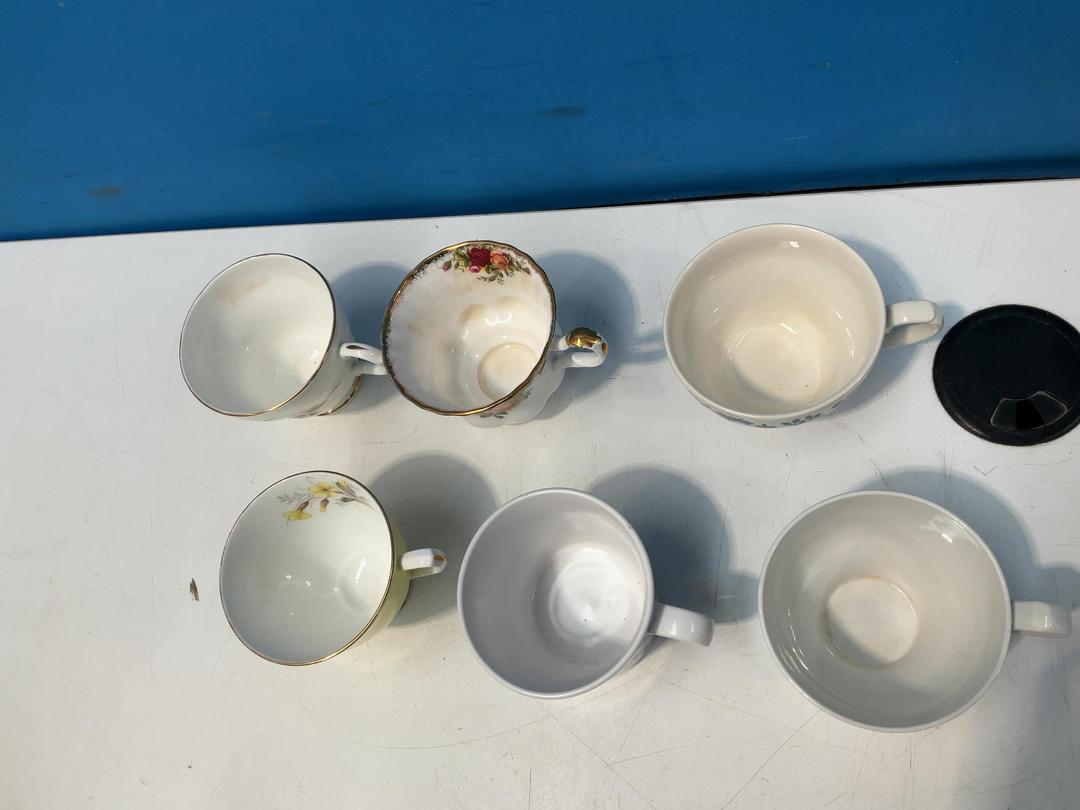 Photo '19' of China-Like Cups and Saucers