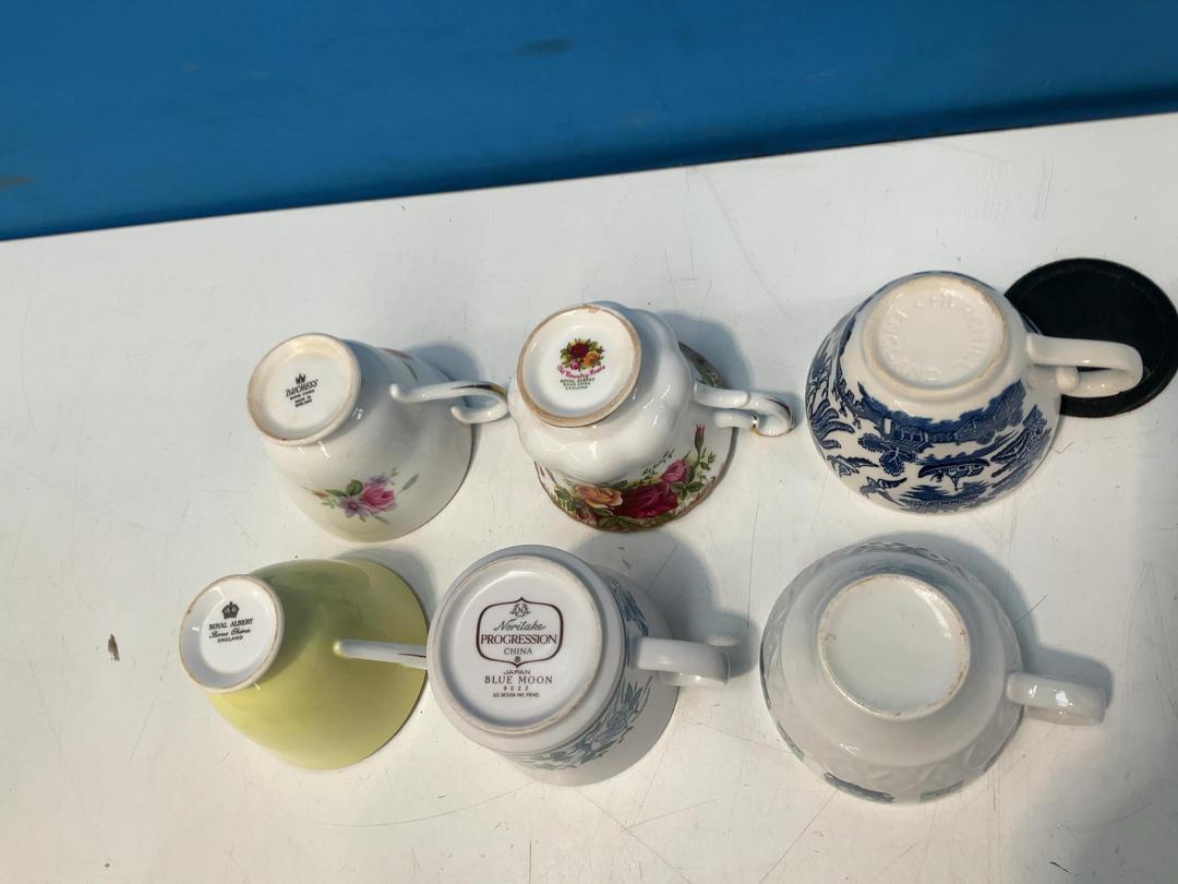 Photo '20' of China-Like Cups and Saucers