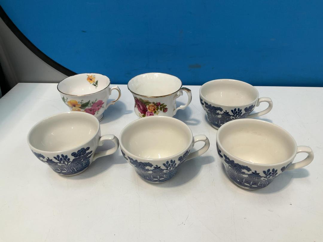 Photo '21' of China-Like Cups and Saucers