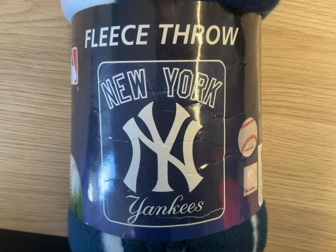 Photo '4' of New York Yankees Blue Fleece Throw Photo '4' of New York Yankees Blue Fleece Throw