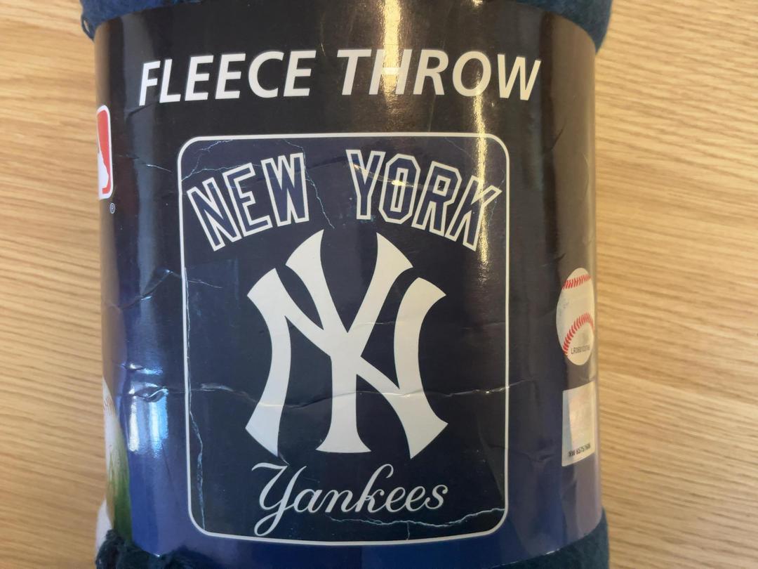 Photo '4' of New York Yankees Blue Fleece Throw Photo '4' of New York Yankees Blue Fleece Throw