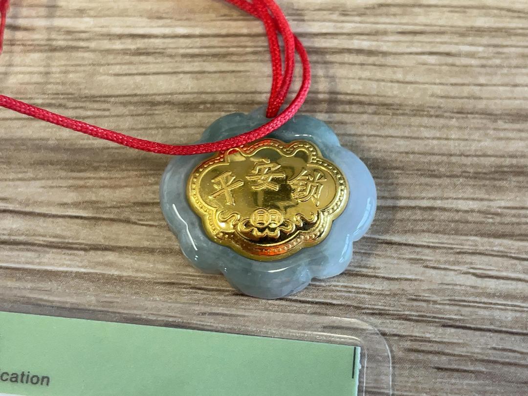 Photo '3' of Jade Pendant with Gold Coloured Insert Photo '3' of Jade Pendant with Gold Coloured Insert