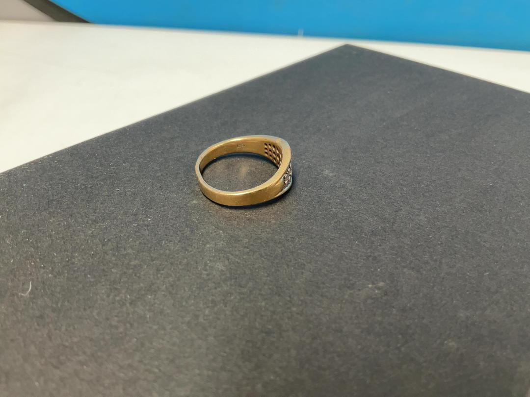 Photo '12' of 18CT Gold Ring with w/ Diamonds