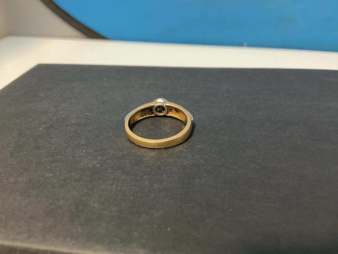 Photo '3' of 18CT Gold Ring with w/ Diamonds