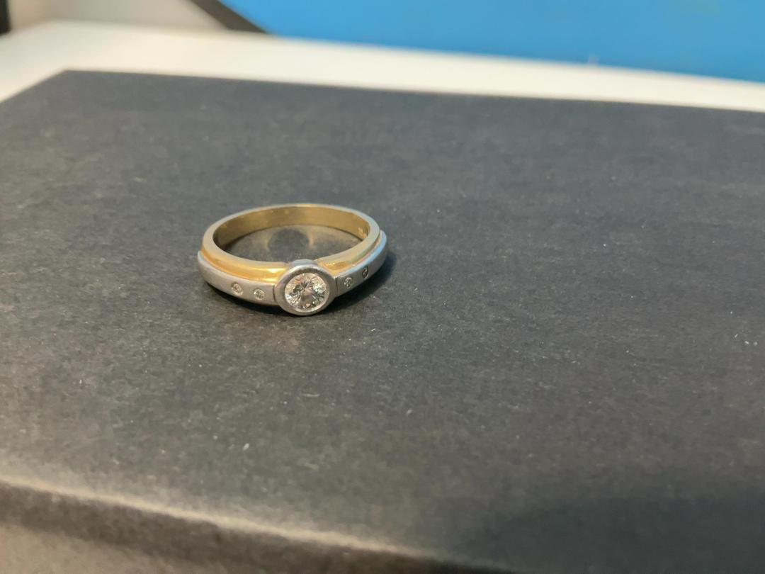Photo '4' of 18CT Gold Ring with w/ Diamonds