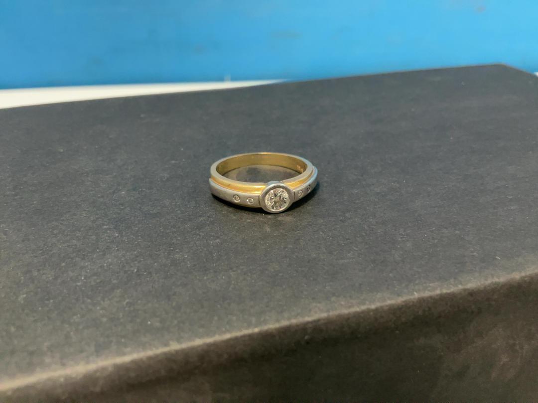 Photo '7' of 18CT Gold Ring with w/ Diamonds