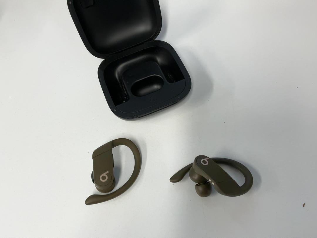 Photo '6' of Beats Over Ear Ear Phones Photo '6' of Beats Over Ear Ear Phones